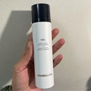 Hourglass Veil Setting Spray